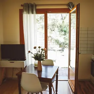 Appartement Joli Studio-3mn Frontière Geneve-wifi-parking-terrasse, Neydens